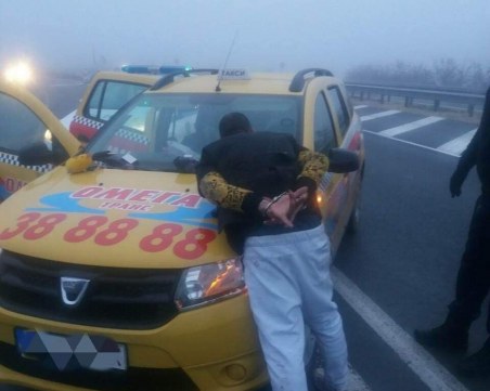 Дрогиран и без книжка открадна такси, спретна си гонка с полицията