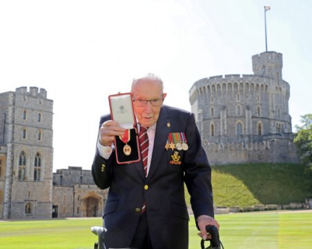 Капитан Том Мур, събрал милиони за медиците, почина