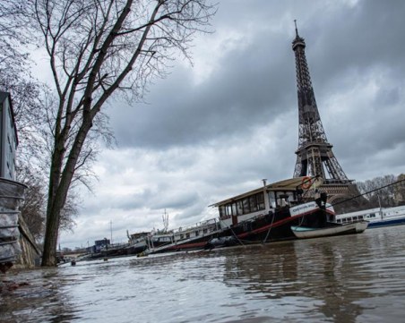 Река Сена покачи нивото си с 4 метра заради обилните валежи в Париж