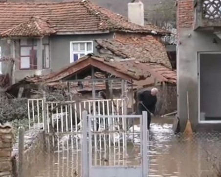 Река Велека потопи близо 40 къщи в Бургаско