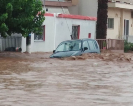 След преливането на Марица в Гърция: Десетки къщи под вода, пожарникар загина