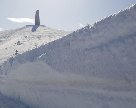 Стартира разчистването на Троянския проход, на места има преспи от 2,5 метра