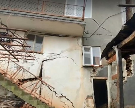 Жената от разцепената къща в Кирково: Оставам, докато не се срути