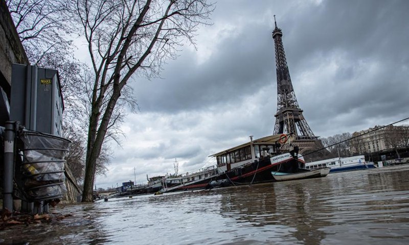 Река Сена покачи нивото си с 4 метра заради обилните валежи в Париж