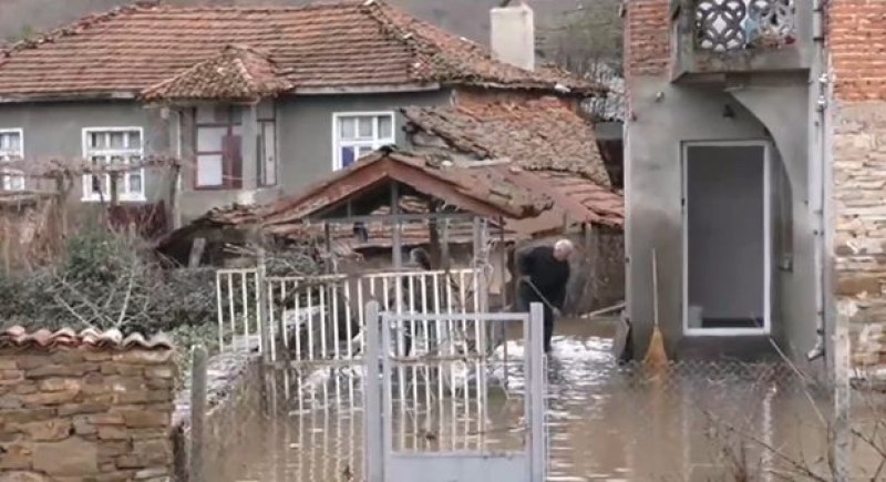 Река Велека потопи близо 40 къщи в Бургаско