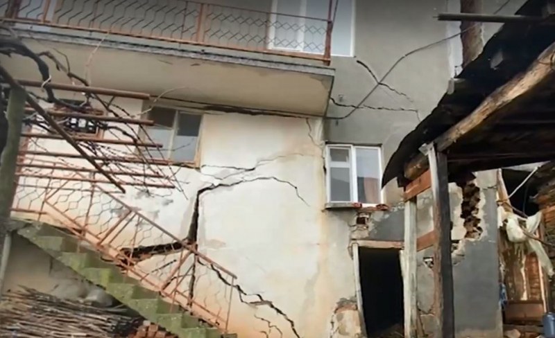 Жената от разцепената къща в Кирково: Оставам, докато не се срути
