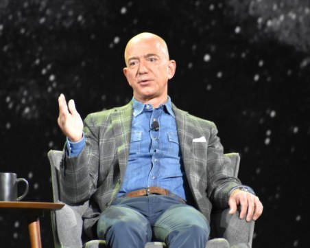 Джеф Безос се оттегля от поста главен изпълнителен директор на Amazon