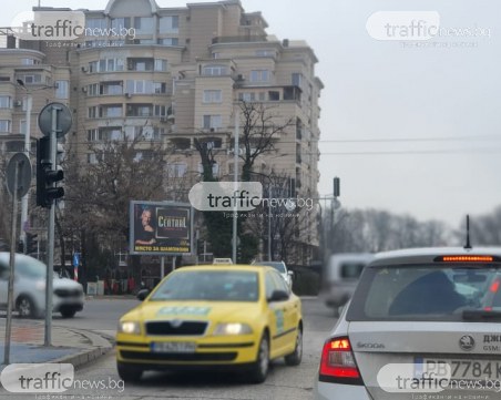 Хаос на невралгично кръстовище в Пловдив! Светофарите изгаснаха