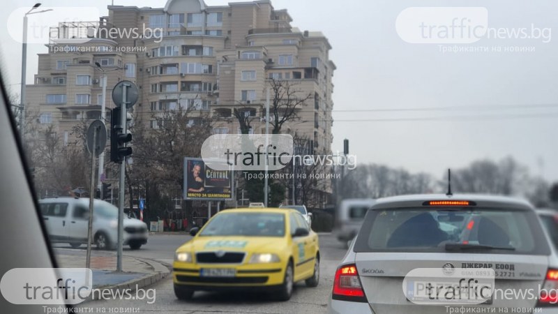 Хаос на невралгично кръстовище в Пловдив! Светофарите изгаснаха