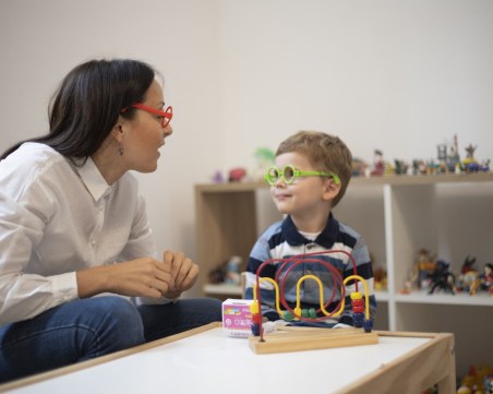 Еднакви помощи за родители, осиновители и семейства на роднини или близки, при дете с трайно увреждане