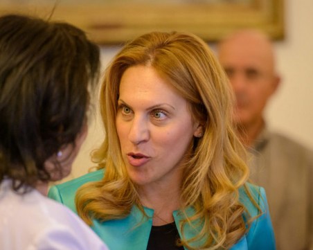 Николова: Бизнесът трябва да работи, при стриктно спазване на мерките