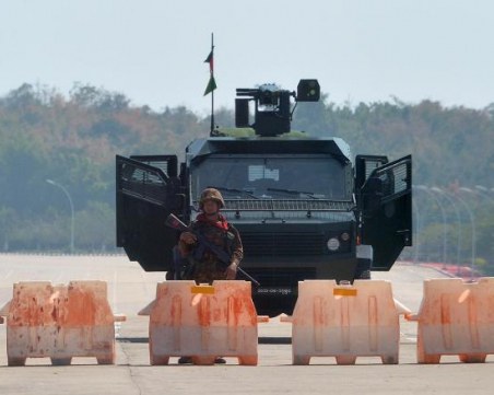 Новата власт в Мианмар блокира достъпа до фейсбук