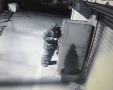 Тийнейджър разби кафе машина край Пловдив, тя се оказа празна ВИДЕО