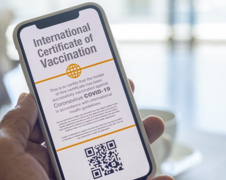 Ваксинационни паспорти: път към стария живот или предпоставка за изолация?