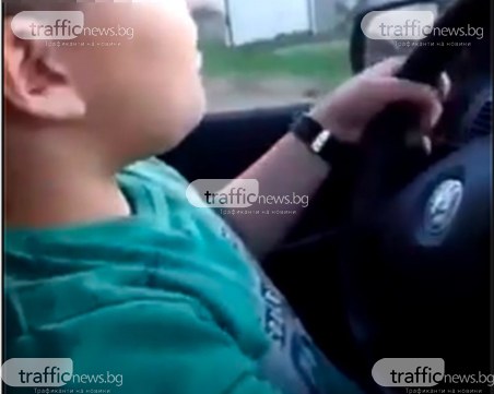 По стъпките на Фончо Тариката: Хлапе от Пловдивско шофира, баща му го хвали в мрежата