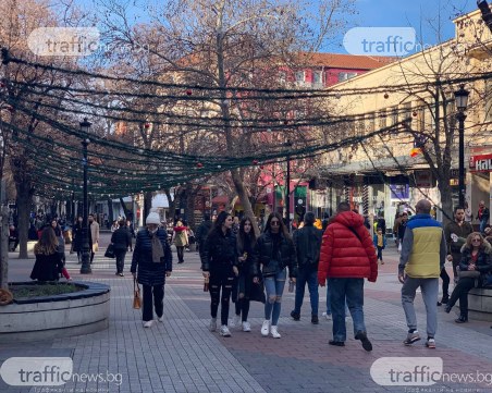 Градусите в Пловдив скочиха до 18! Главната се пръска по шевовете