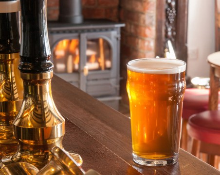Изхвърлят 50 млн. литра бира заради затворените пъбове във Великобритания