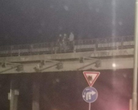 Полицията спипа младежите, хвърляли предмети по колите на магистралата край Пловдив