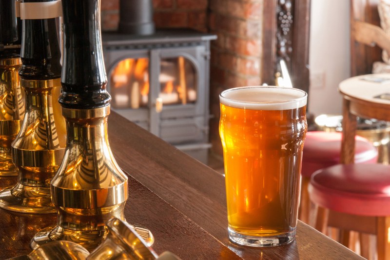Изхвърлят 50 млн. литра бира заради затворените пъбове във Великобритания