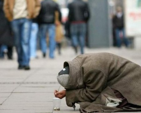 Арестуваха двама българи в Милано, експлоатирали просяци