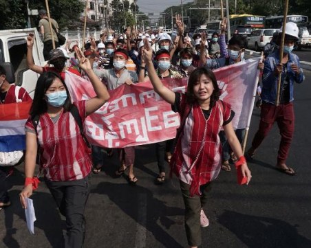 Хиляди скочиха на протест в Мианмар, военните спряха достъпа до интернет