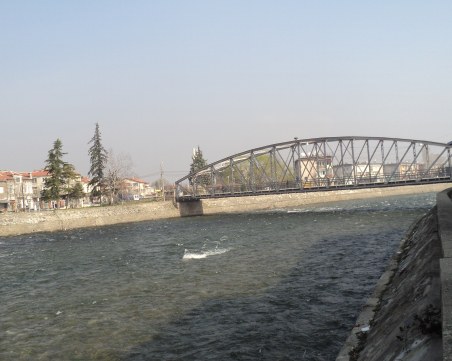 Кметът на Кричим с няколко въпроса относно чистотата около река Въча