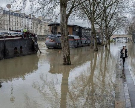 Реки преливат във Франция, стотици са евакуирани