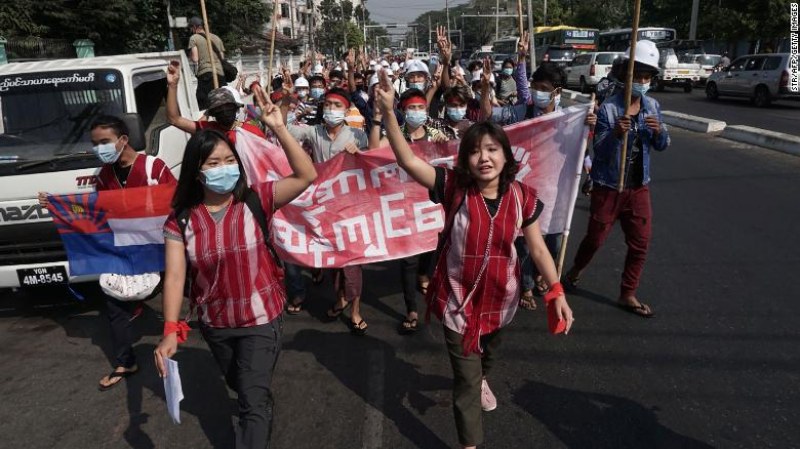 Хиляди скочиха на протест в Мианмар, военните спряха достъпа до интернет
