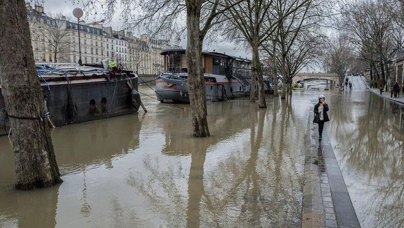 Реки преливат във Франция, стотици са евакуирани