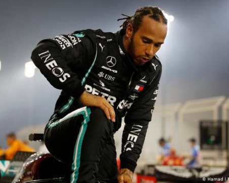 Хамилтън подписва с 