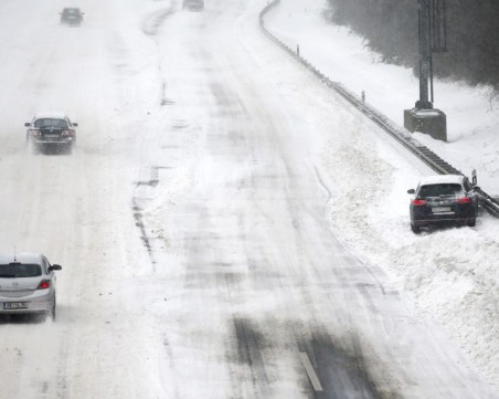 Хаос по пътищата в Германия заради снежни бури