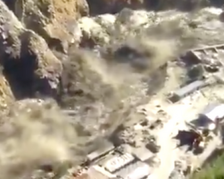 Ледник се отчупи и затрупа стотици в Индия