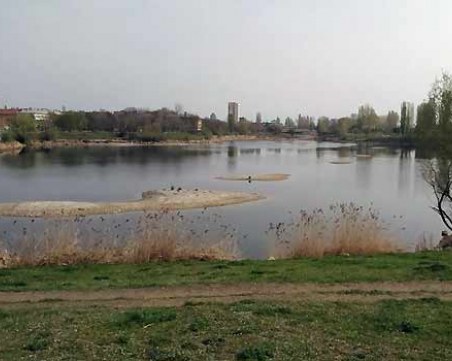 Намериха труп на мъж в езеро в София