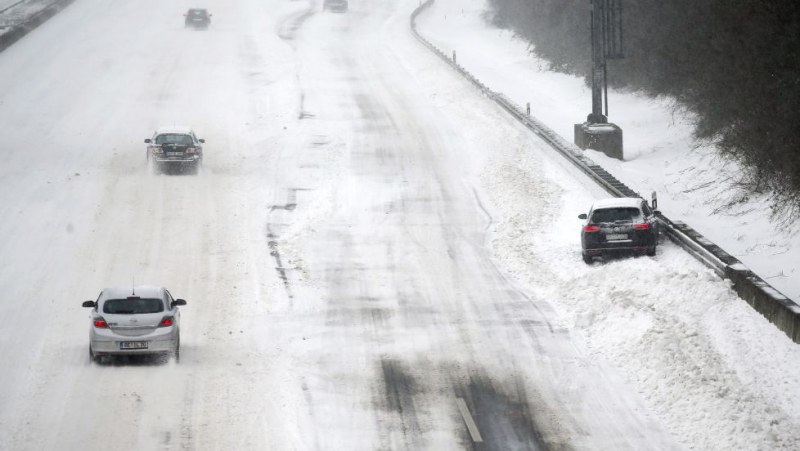 Хаос по пътищата в Германия заради снежни бури