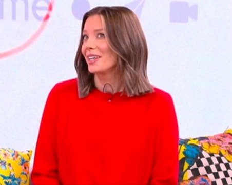 Емилия облече огнено червено и се появи с нова визия в национален ефир