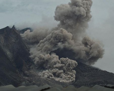 Изригнал вулкан изхвърли пепел на 2 км в небето, затвориха летище