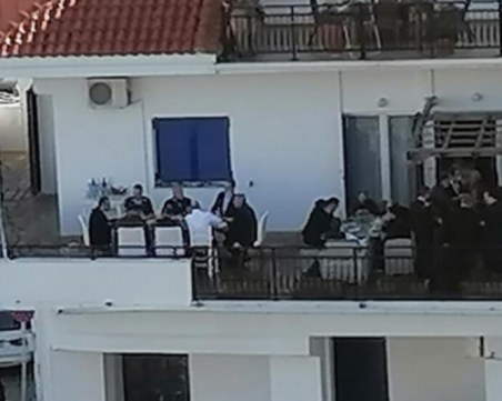 Мицотакис пак в нарушение, снимаха го на закуска с 50 души