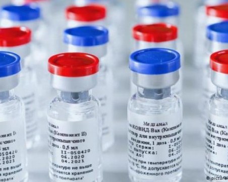 Втора и трета фаза на ваксинацията ще вървят паралелно, включват униформени и репортери