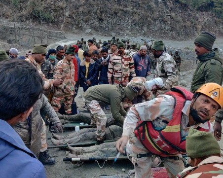 Расте броят на жертвите след срутването на ледник в Индия, над 170 души в неизвестност