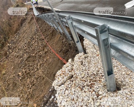 Свлачище се активизира на основен път в Пловдивско, рухна част от подпорна стена