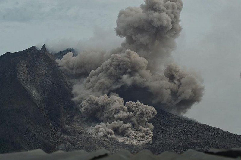 Изригнал вулкан изхвърли пепел на 2 км в небето, затвориха летище