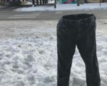 Използват замръзнали дънки за запазване на паркомясто