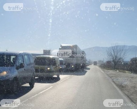 Камион се обърна в канавка на Околовръстното на Пловдив