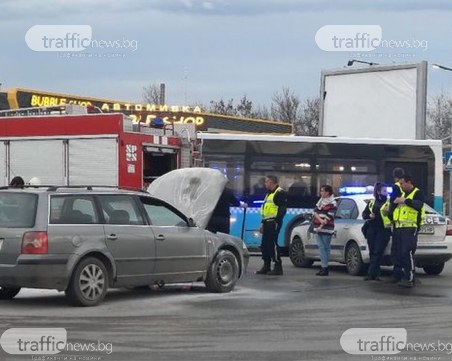 Кола се запали в движение на пловдивски булевард, пожарникари и полиция са на място