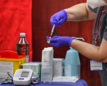 Нова пратка на ваксини пристигна успешно у нас