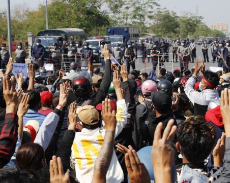 Полицията и протестиращите в Мианмар: ще има ли кървави репресии?