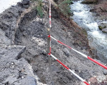 Укрепват спешно пътя за Лилково и Ситово, срутището става все по-голямо