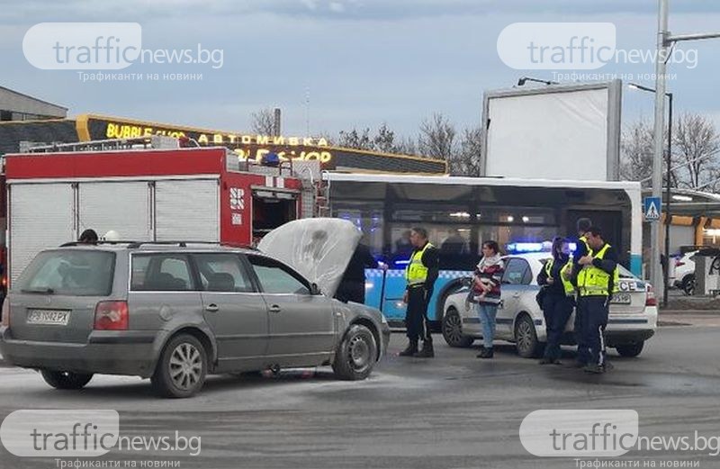 Кола се запали в движение на пловдивски булевард, пожарникари и полиция са на място