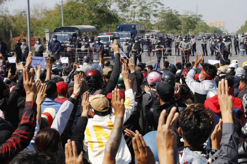 Полицията и протестиращите в Мианмар: ще има ли кървави репресии?