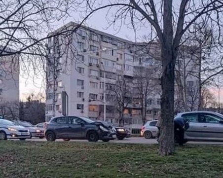 Дрогиран с три вида наркотици се вряза в автобусна спирка във Варна